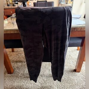 Lululemon black camo joggers
